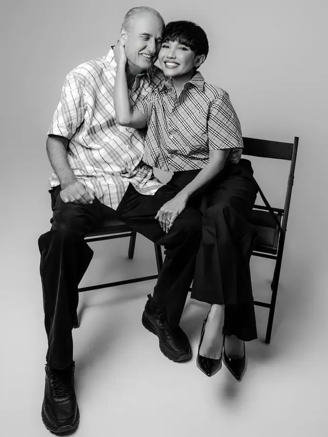 Gaya Kompak Cinta Laura Bersama Kedua Orangtuanya di Foto Keluarga, Tampil Bak Royal Family dengan All Burberry