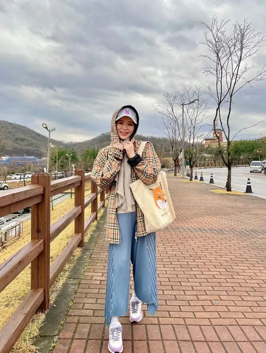 Meski banyak warganet yang mempertanyakan keputusan Ayana Moon saat mengganti hijab dengan topi dan hoodie, tidak sedikit pula yang tetap bisa memahami keputusan Ayana tersebut. (Instagram/xolovelyayana)