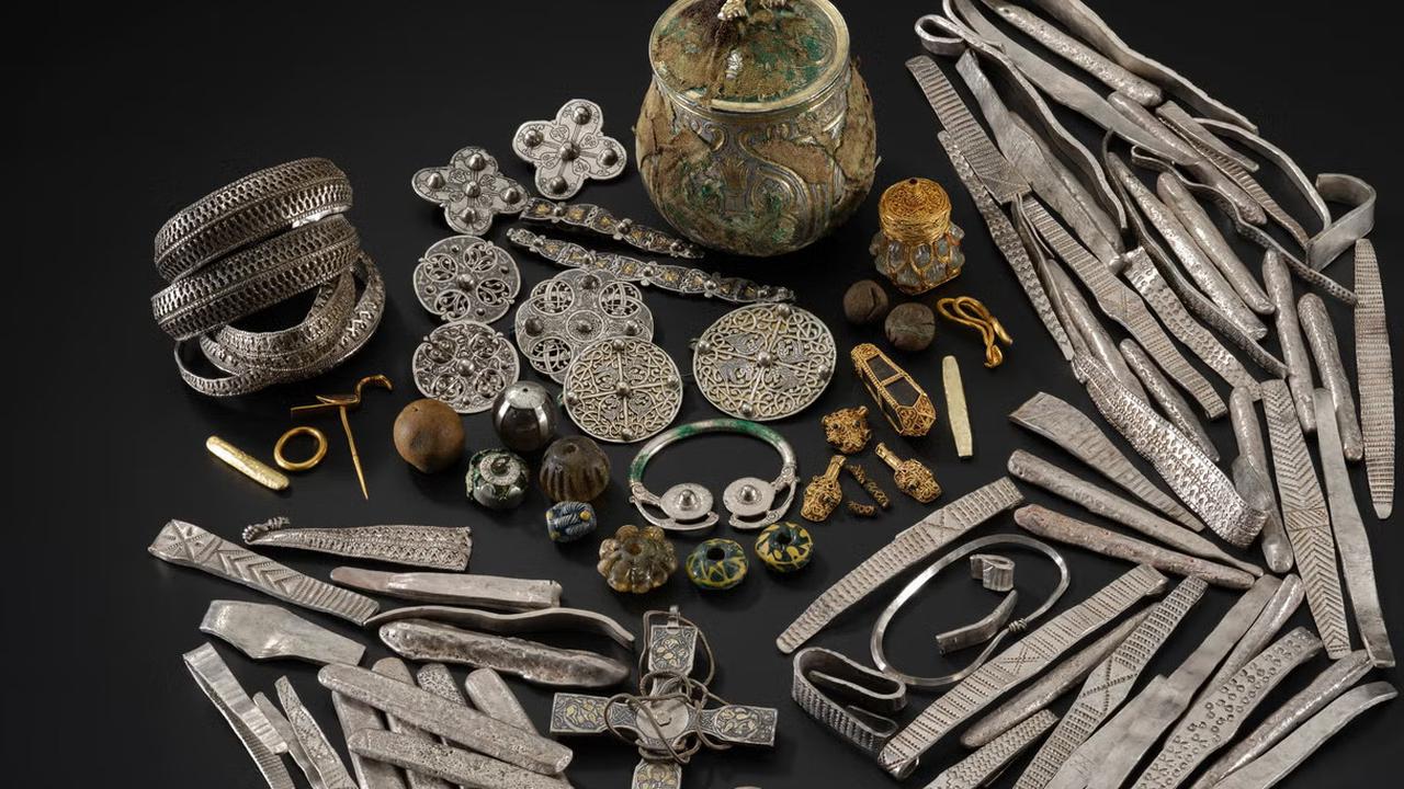 Arkeolog Pecahkan Misteri Tulisan Kuno di Harta Karun Emas Bangsa Viking, Ternyata Ini Artinya