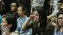 Saudara kembar Mirna menangis saat melihat rekaman CCTV dalam persidangan saksi kasus pembunuhan Wayan Mirna Salihin di PN Jakarta Pusat, Rabu (13/7). Sidang menampilkan video CCTV yang berisi rekaman kejadian di Kafe Olivier. (Liputan6.com/Faizal Fanani)