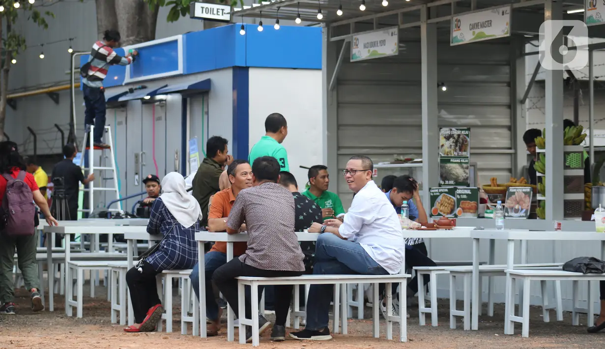 Warga duduk-duduk di bekas area park and ride Jalan MH Thamrin 10, Jakarta, Sabtu (21/12/2019). Lokasi yang dulunya lahan parkir itu akan dialihfungsikan menjadi kawasan kegiatan kuliner yang diharapkan bisa menggerakkan perekonomian. (Liputan6.com/Helmi Fithriansyah)