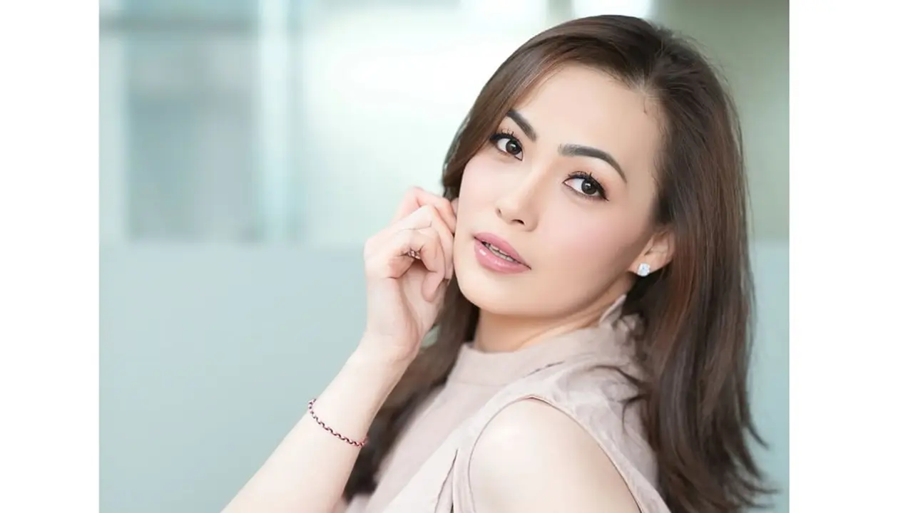 6 Gaya Kasual Elegan Christy Jusung yang Bikin Awet Muda di Usia 42 Tahun