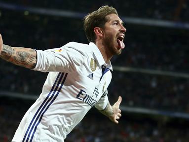 Bek Real Madrid, Sergio Ramos, merayakan gol yang dicetaknya ke gawang Real Betis pada laga Liga Spanyol di Stadion Santiago Bernabeu, Spanyol, Minggu (12/3/2017). Real Madrid menang 2-1 atas Real Betis. (AP/Francisco Seco)