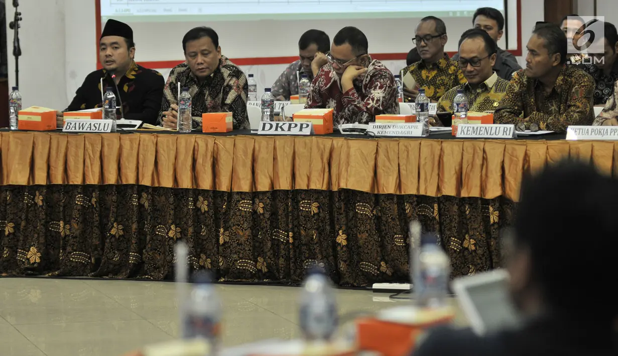 Anggota Bawaslu Muhammad Afifudin memberikan pendapat saat rapat pleno Rekapitulasi Daftar Pemilih Tetap Hasil Perbaikan (DPTHP) di Kantor KPU RI, Jakarta, Minggu (16/9). (Merdeka.com/Iqbal S. Nugroho)