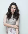 Berbagai cara selebriti melakukan persiapan untuk tampil diatas panggung. Penyanyi cantik Raisa Andriana yang melejit lewat lagu Serba Salah ini juga memiliki 'ritual' sebelum menyanyi. (Nurwahyunan/Bintang.com)