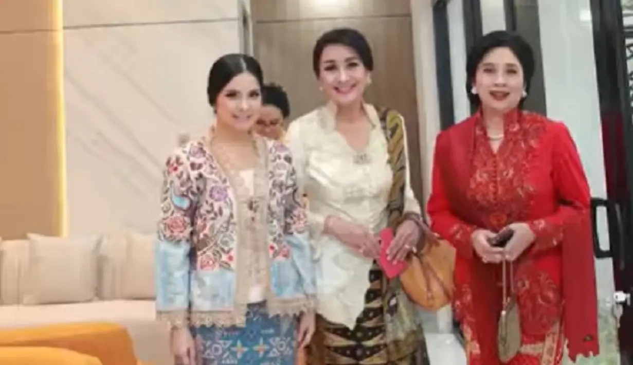 Di momen perkumpulan, Annisa Pohan tampil tak kalah memesona. Ia padukan kebaya bermotif batik yang cantik, dengan kain batik bernuansa kebiruan yang tak kalah cantik. [Foto: Instagram/annisayudhoyono]