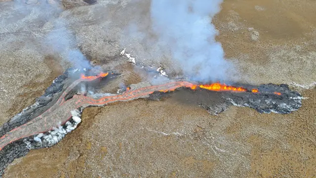 Bikin Merinding, Ini Hasil Foto Semburan Uap dan Lava di Islandia