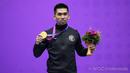 Selebrasi atlet wushu Indonesia, Harris Horatius dengan medali emas di atas podium usai memenangi lomba nomor men’s nanquan dan nangun all-around Asian Games 2022 di XSG Sports Centre, Hangzhou, China, Selasa (26/9/2023). (NOC Indonesia/Tetuko Mediantoro)