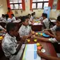 Cara Kreatif Diberikan Guru kepada Para Murid Saat Menjelaskan Pemahaman tentang Gizi Seimbang. Kegiatan Ini Bagian dari Program Gerakan NUSANTARA 2018 (Foto: Aditya Eka Prawira/Liputan6.com)