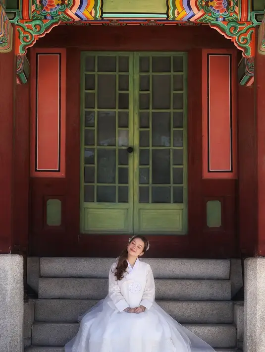 Rebecca Klopper tampil menawan dengan mengenakan hanbok warna full white [@rklopper]