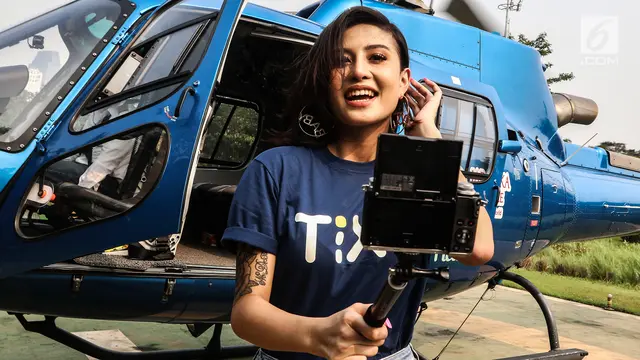 Raditya Dika dan Ria Ricis Temani Pemenang #TIXCopter Berkeliling Naik Helikopter