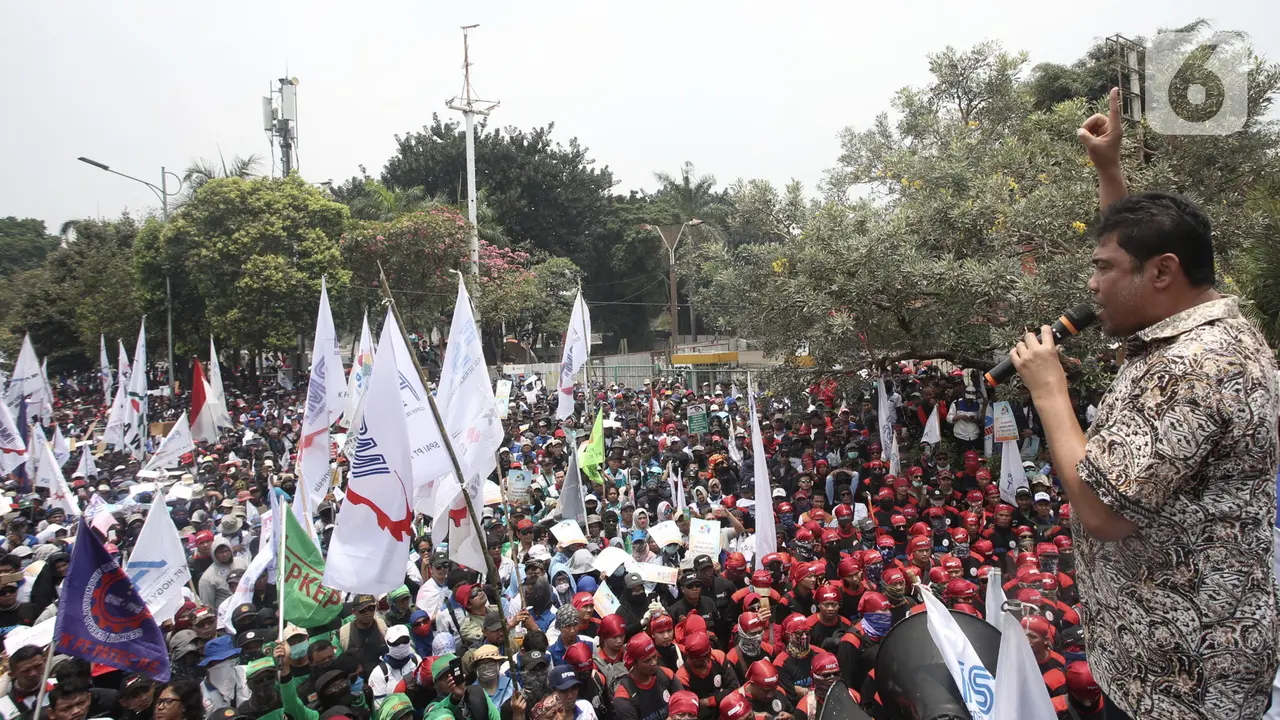Aksi Puluhan Ribu Buruh Geruduk DPR