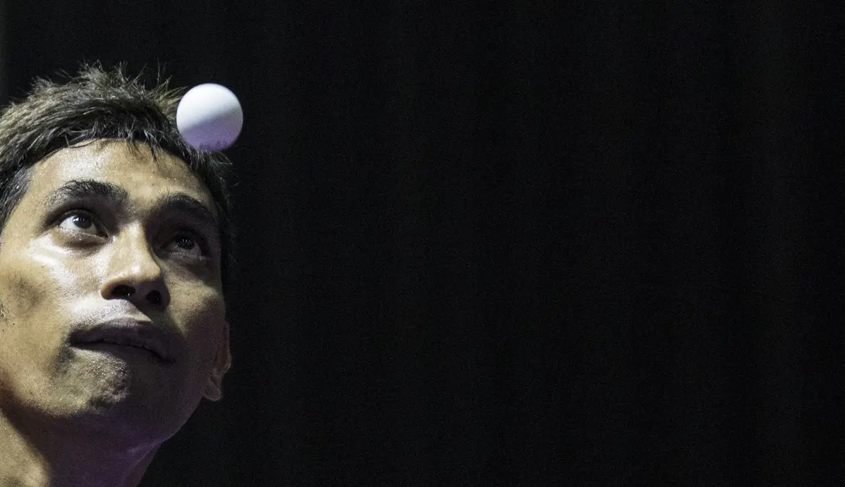 Petenis meja Indonesia, David Jacobs, berusaha melakukan servis saat tampil pada Asian Para Games cabang tenis meja TT 10 di Ecovention Ancol, Jakarta, Selasa (9/10/2018). (Bola.com/Vitalis Yogi Trisna)