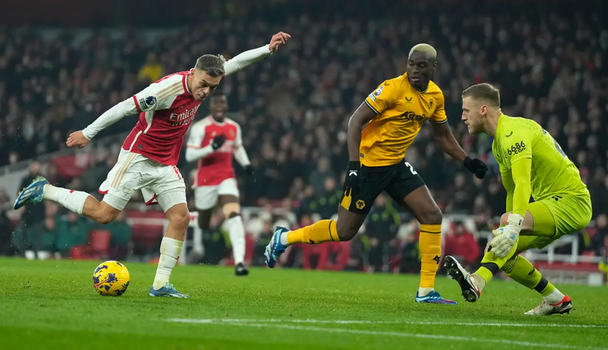 Anak asuh Mikel Arteta itu unggul empat poin atas Manchester City yang berada di posisi kedua dan baru bermain pada Minggu, 3 Desember, melawan Tottenham Hotspur. (AP Photo/Alastair Grant)