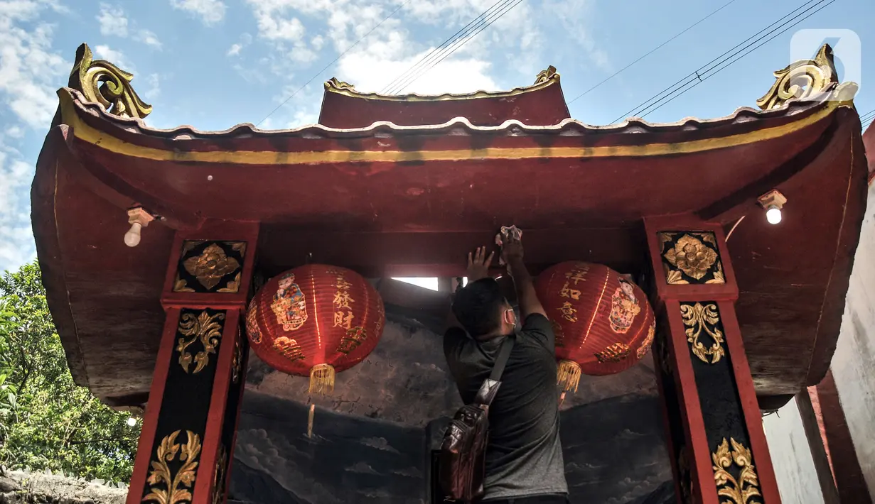 Warga keturunan Tionghoa membersihkan bangunan tempat berdoa di Vihara Buddha Dharma & 8 Pho Sat, Tajur Halang, Bogor, Jawa Barat, Minggu (23/1/2022). Jelang Tahun Baru Imlek, warga keturunan Tionghoa mulai mempersolek vihara dan klenteng. (merdeka.com/Iqbal S. Nugroho)