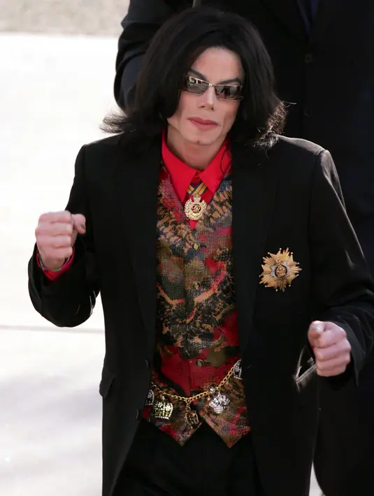 Michael Jackson, Tanda tangan Raja Pop Michael Jackson yang meninggal 25 Juni 2009 pada umur 50 tahun lalu ini bernilai $2.875 atau Rp 35,14 juta. (Carlo Allegri/Getty Images)