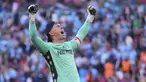 Kiper Crystal Palace, Dean Henderson merayakan kemenangan timnya atas Manchester City dalam laga final Piala FA 2024/2025 di Stadion Wembley, London, Inggris, Sabtu (17/05/2025) waktu setempat. (AP Photo/Kirsty Wigglesworth)