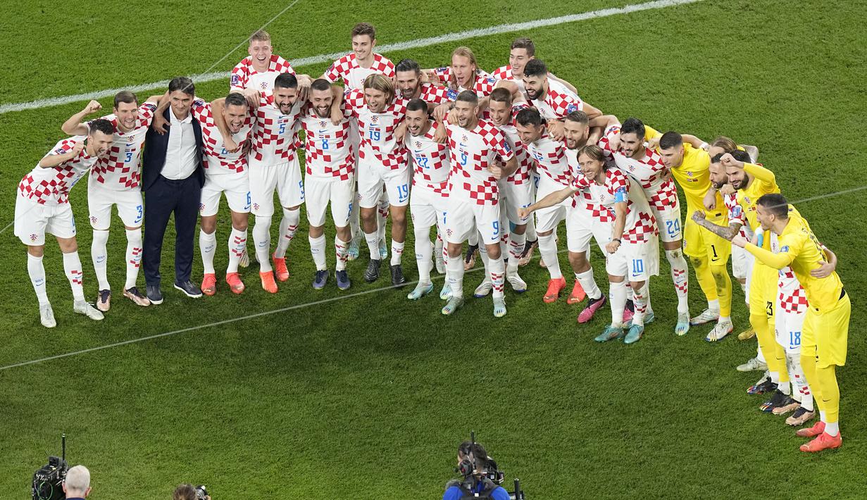 Para pemain berpose untuk foto pada akhir pertandingan playoff perebutan peringkat ketiga Piala Dunia 2022 melawan Maroko di Stadion Internasional Khalifa di Doha, Qatar, Sabtu (17/12/2022). Ini untuk kedua kalinya buat Kroasia menempati peringkat ketiga setelah Piala Dunia 1998. (AP Photo/Pavel Golovkin)