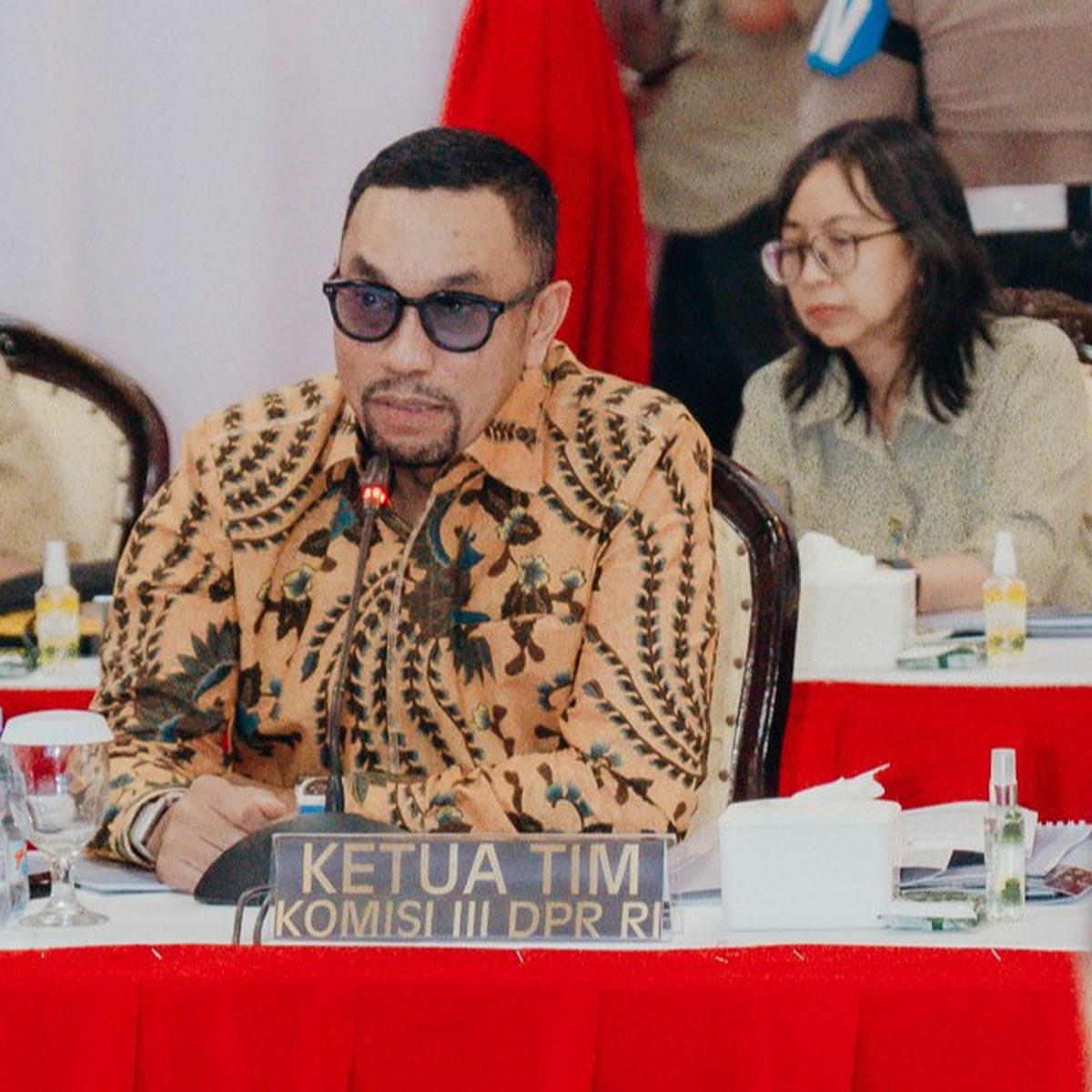 Wakil Ketua Komisi III DPR RI Ahmad Sahroni saat melakukan kunjungan kerja ke Polda Metro Jaya, Jakarta.