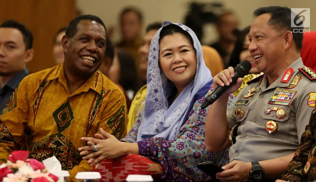 Kapolri Tito Karnavian dan Direktur Wahid Foundation Yenny Wahid saat menjadi pembicara dalam diskusi Intoleransi, Ancaman bagi Kebinekaan dan Persatuan Bangsa pada acara Simposium Nasional di Jakarta, Senin (14/8). (Liputan6.com/Johan Tallo)