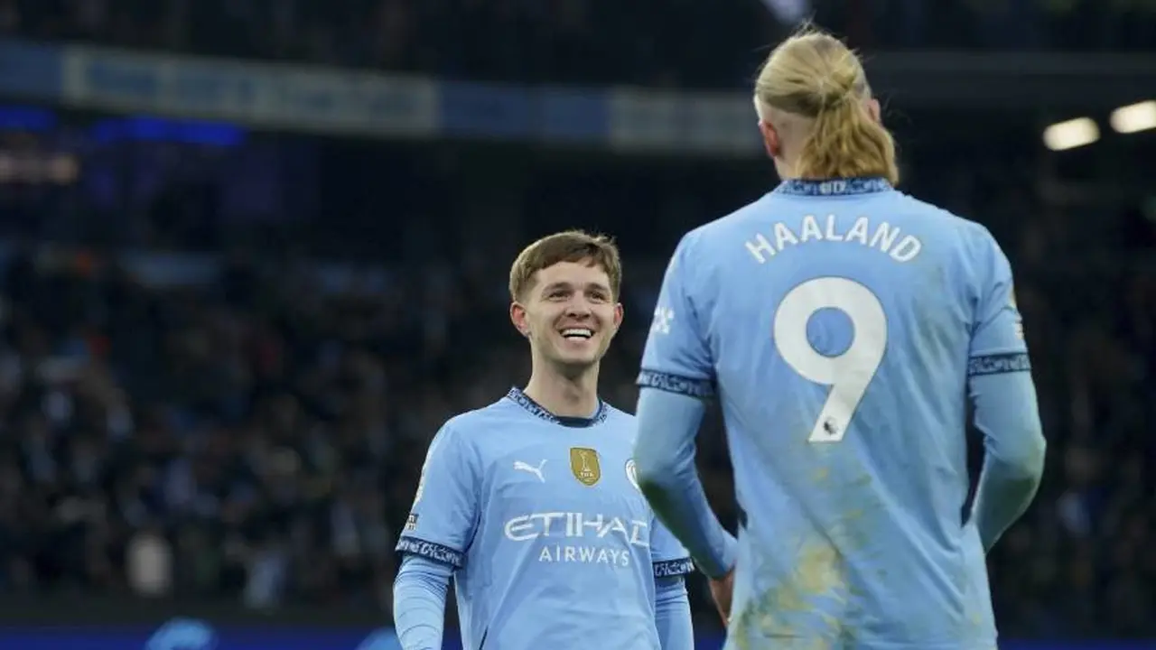 James McAtee merayakan gol bersama Erling Haaland dalam laga Premier League antara Manchester City vs Newcastle, Sabtu (15/2/2025) malam WIB. (c) AP Photo/Ian Hodgson