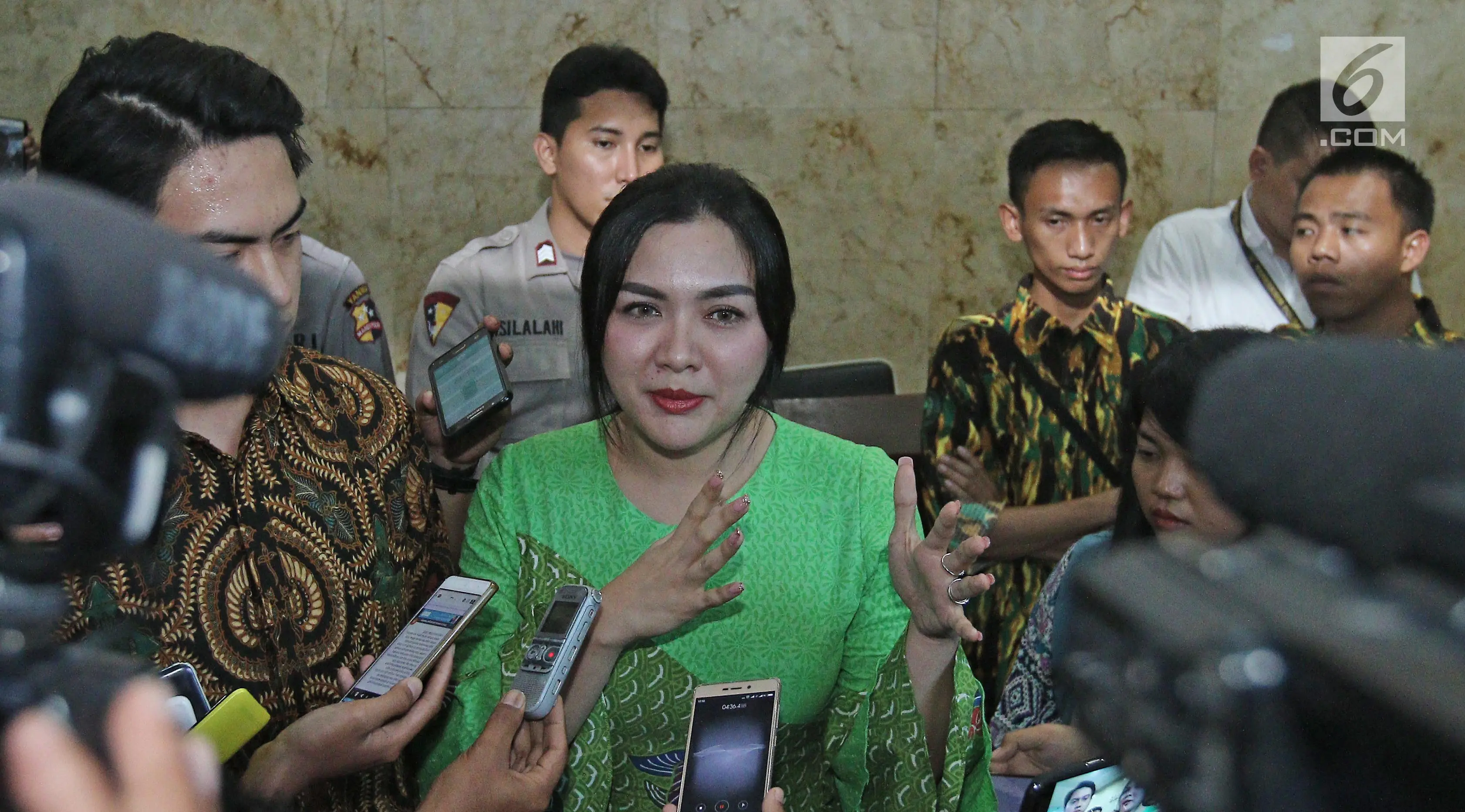 Penyanyi Vicky Shu memberi keterangan kepada awak media di Bareskrim Mabes Polri, Jakarta, Senin (2/10). Vicky Shu menyambangi Bareskrim Mabes Polri untuk diperiksa sebagai saksi terkait kasus First Travel. (Liputan6.com/Herman Zakharia)