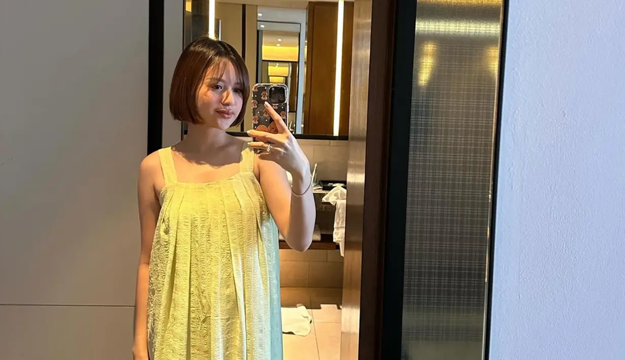 Foto tersebut diunggah oleh pelantun tembang Tak Segampang Itu ini pada awal Maret 2023. Kenakan dress sleeveless panjang, baby bump Anggi Marito ini tetap terlihat jelas. Sedang hamil, namun penampilan penyanyi kelahiran Taruntung, Sumatera Utara ini tetap ideal bak ABG. Selain salah fokus dengan parasnya, netizen juga memuji penampilan Anggi Marito. (Liputan6.com/IG/@anggimarito)
