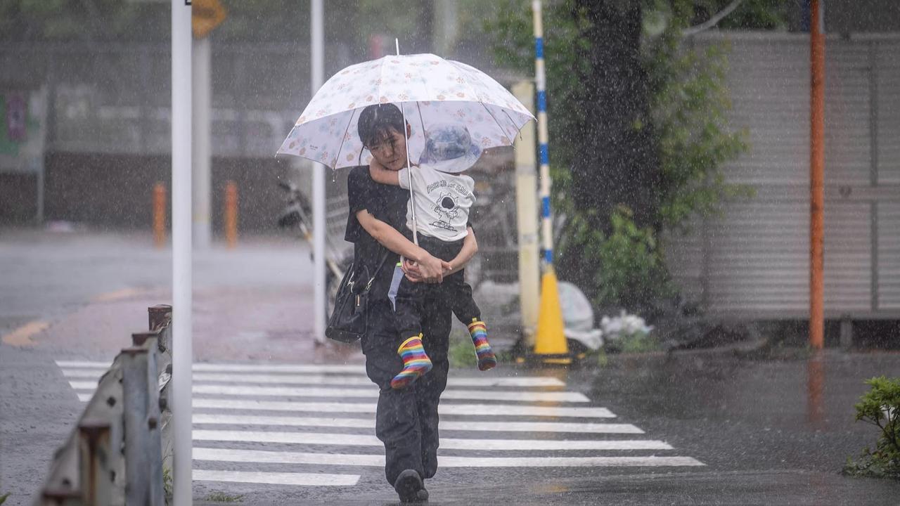 FOTO: Badai Jangmi Landa Jepang.  Ribuan Warga Diminta Mengungsi