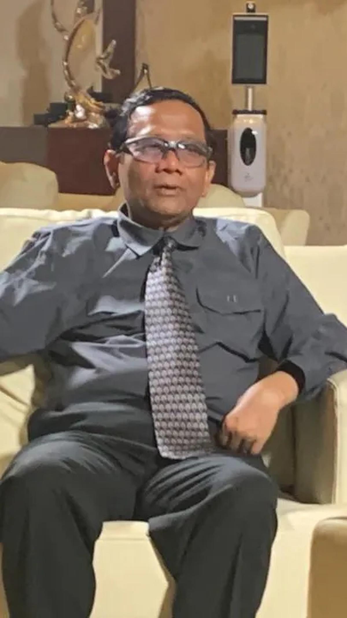 "Bahkan anak saya ini dulu oleh dosennya sempat disubsidi susu dan pisang setiap hari. Dikira nggak tahu kalau anaknya waktu itu Ketua MK," ungkapnya.<br>