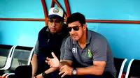 Chairul Basalamah (manajer Persebaya) dan Angel Alfredo Vera (pelatih Persebaya). (Bola.com/Aditya Wany)