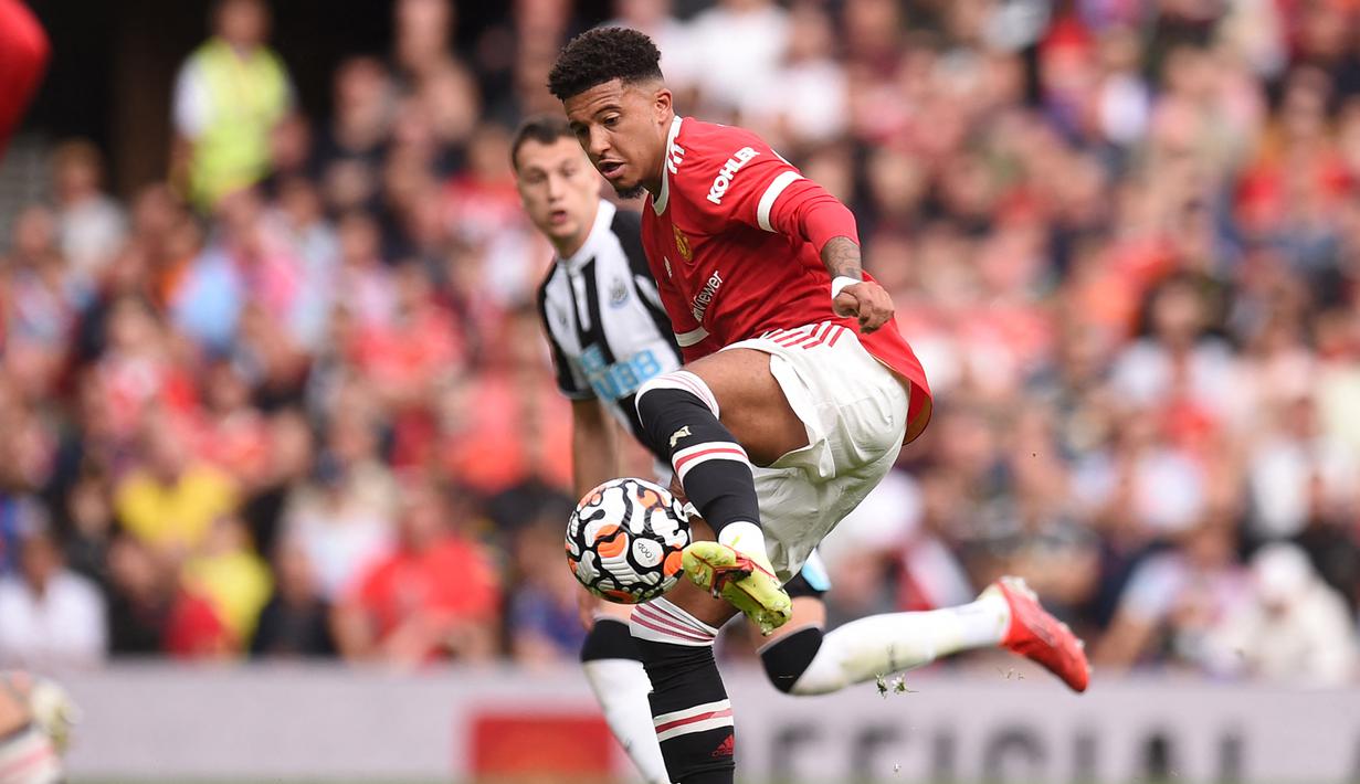 Jadon Sancho. Usai 4 musim berseragam Borussia Dortmund dan tampil apik mencetak 50 gol dan 64 assist dari total 137 laga, awal musim 2021/2022 ia ditarik Manchester United. Hingga kini ia belum menampilkan performa terbaiknya, baru mencetak 5 gol dan 3 assist dari total 35 laga. (AFP/Oli Scarff)