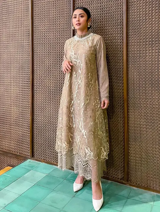 Dress satin kombinasi brokat memang terbaik. Sempurnakan tampilan dengan anting-anting warna senada seperti look Selvi Kitty satu ini. [@selvikitty]