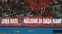 Suporter Timnas Indonesia di Stadion Gelora Delta, Sidoarjo, saat Piala AFF U-16 2018. (Bola.com/Aditya Wany)