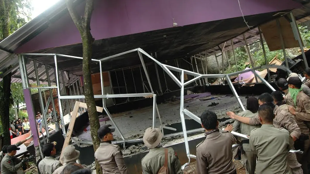 Petugas bongkar tempat hiburan malam di Kemang, Bogor.