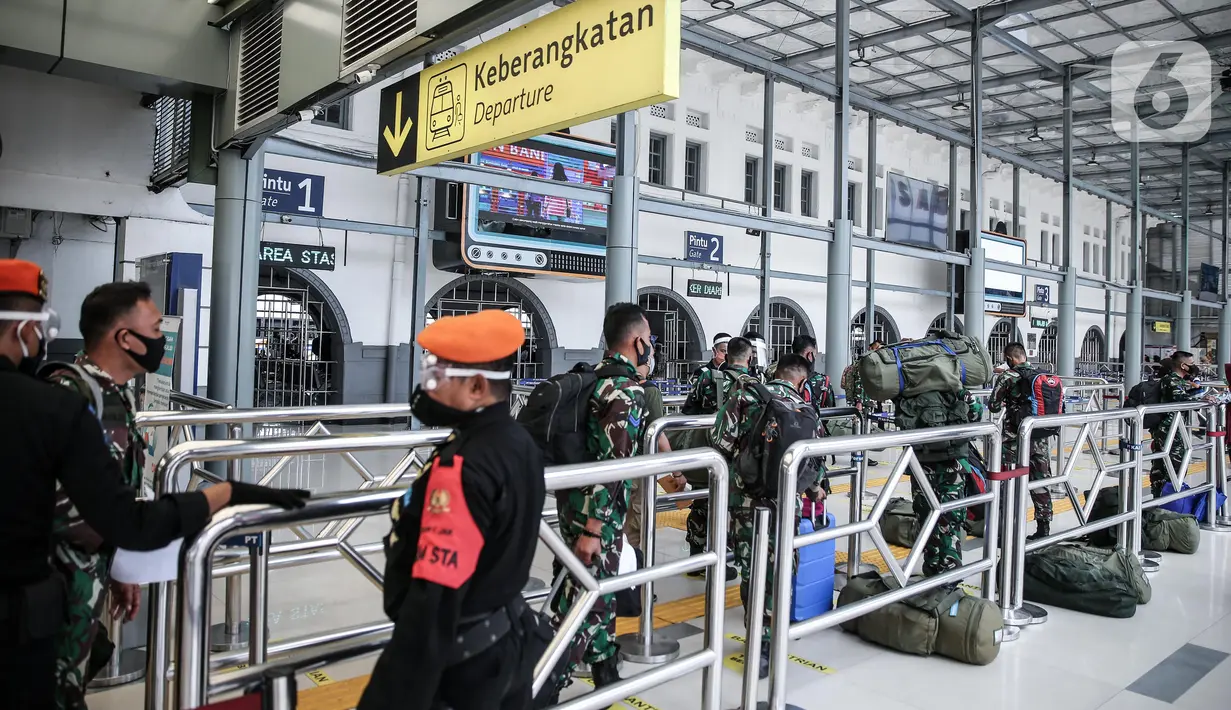 Calon penumpang masuk Stasiun Pasar Senen, Jakarta, Jumat (10/7/2020). PT KAI telah mengoperasikan lima perjalanan kereta jarak jauh untuk tujuan Bandung, Cirebon, dan Surabaya mulai Jumat 10 Juli 2020. (Liputan6.com/Faizal Fanani)