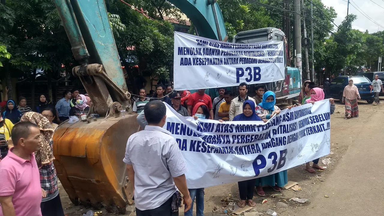 Pedagang Bantargebang menolak renovasi.
