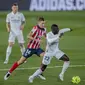 Bek Real Madrid, Ferland Mendy membawa bola dari kejaran gelandang Atletico Madrid, Marcos Llorente pada pertandingan La Liga Spanyol di stadion Alfredo Di Stefano, Spanyol, Minggu (13/12/2020). Madrid menang atas Atletico 2-0. (AP Photo/Bernat Armangue)