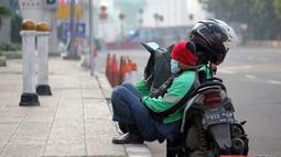 Seorang driver ojek online nampak melamun di situasi sepi PSBB (Source: IST)