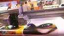 Hasil cetak salah satu produk yang dipajang saat Pameran Mesin Cetak dan Print All Pack Indonesia, All Process di Jakarta International Expo, Kemayoran, Jakarta, Rabu (5/10). (Liputan6.com/Angga Yuniar)