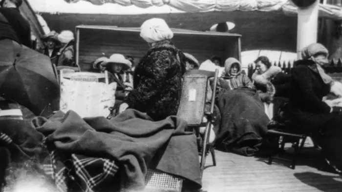 Sejumlah penumpang Titanic yang selamat berselimut di dek Carpathia (Library of Congress)
