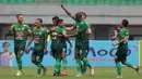 Para pemain PS TNI merayakan gol Ahmad Noviandani ke gawang Persipura pada lanjutan Liga 1 2017 di Stadion Patriot, Bekasi (4/11/2017). PS TNI menang 2-1.(Bola.com/Nick Hanoatubun)