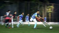 Pemain Timnas Sepak Bola Amputasi Indonesia, Agung Rizki Satria menggiring bola saat laga uji coba untuk persiapan Piala Dunia Amputasi 2022 melawan Persaj Jakarta di Serenia Hills Mini Soccer, Jakarta Selatan, Senin (08/08/2022). Garuda INAF menang dengan skor 13-0. (Bola.com/Bagaskara Lazuardi)