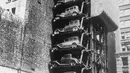 Sistem parkir mobil susun vertikal sudah diaplikasikan sejak tahun 1930an. (Source: id.pinterest.com)