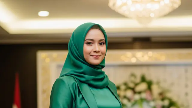 Gamis Satin Flowy dengan Outer Blazer Tipis Warna Senada