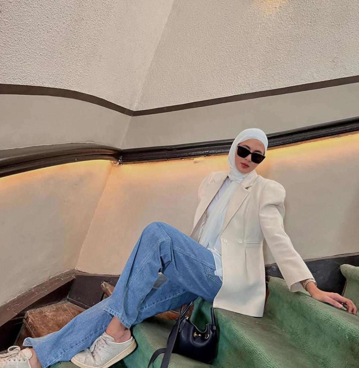 Dari Street Style ke Look Formal, Ini Inspirasi Hijab Paula Verhoeven yang Memikat