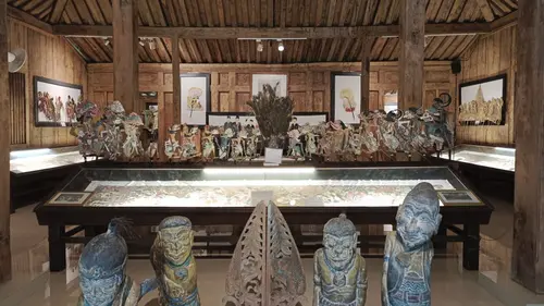 Mereguk Kearifan Seni di Rumah Topeng dan Wayang Setia Darma Desa Kemenuh  Gianyar - Regional Liputan6.com