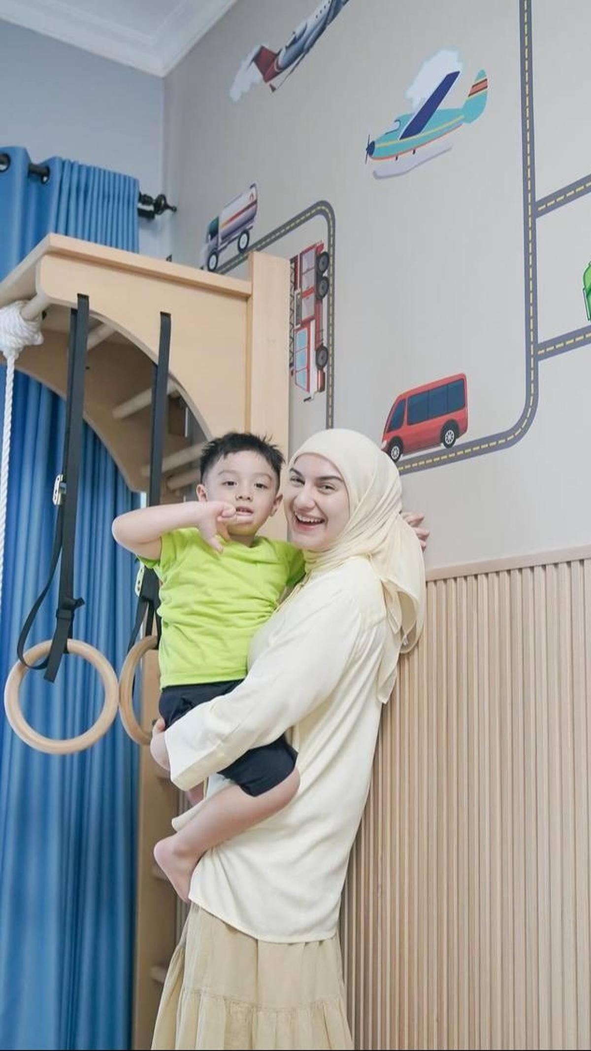 "Karena kan Air sudah 4 tahun, ya, terus emang di fase-fase, mungkin karena mama nya sudah padat bekerja lagi jadi dia tuh lengket banget sekarang," kata Irish Bella.