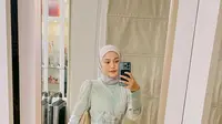 Untuk tampilan formal, gaya Dara Arafah dengan gamis floral nuansa  warna tosca, dipadukan dengan hijab warna grey juga tak kalah menarik. (Instagram/ daraarafah).