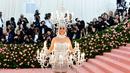 Katy Perry tampil dengan dandanan bak chandelier saat menghadiri Met Gala 2019 bertema Camp: Notes on Fashion di The Metropolitan Museum of Art, New York, Amerika Serikat, Senin (6/5/2019). (Photo by Charles Sykes/Invision/AP)