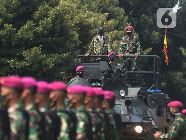 Menko Polhukam Mohammad Mahfud MD (kiri atas) didampingi Komandan Korps Marinir (Dankormar) Mayor Jenderal TNI (Mar) Suhartono (kanan atas) menaiki kendaraan tempur Marinir jenis LVT 7 saat kunjungan kerja ke Mako Korps Marinir, Cilandak, Jakarta, Rabu (29/7/2020). (merdeka.com/Imam Buhori)